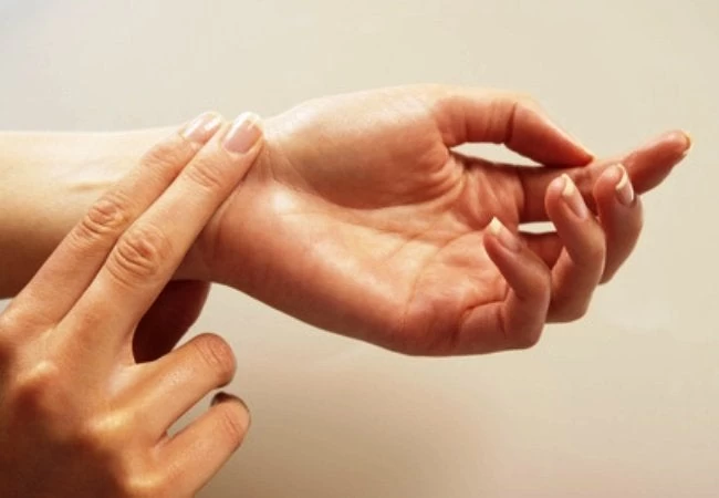 Φυσιολογικοί σφυγμοί: Πώς να τους μετρήσετε και ποιες είναι οι φυσιολογικές τιμές ανά ηλικία